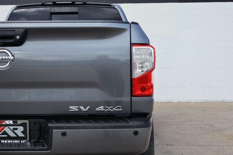 Nissan Titan Vehicle Full-screen Gallery Image 07