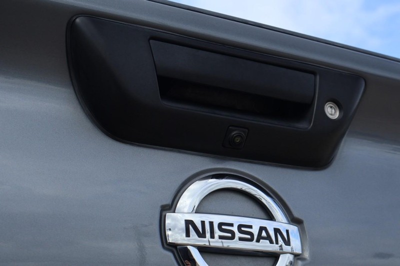 Nissan Titan Vehicle Full-screen Gallery Image 08
