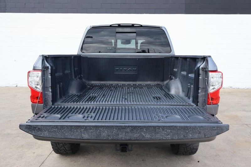 Nissan Titan Vehicle Full-screen Gallery Image 09
