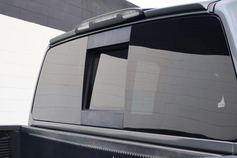 Nissan Titan Vehicle Full-screen Gallery Image 10