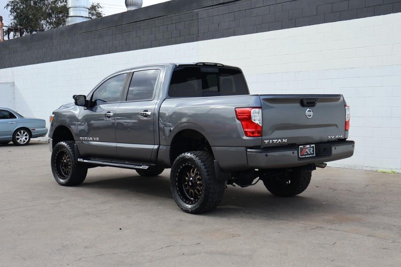 Nissan Titan Vehicle Full-screen Gallery Image 11