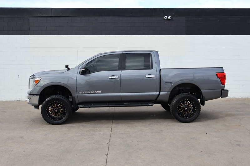 Nissan Titan Vehicle Full-screen Gallery Image 12