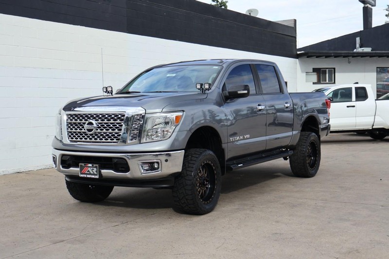 Nissan Titan Vehicle Full-screen Gallery Image 13