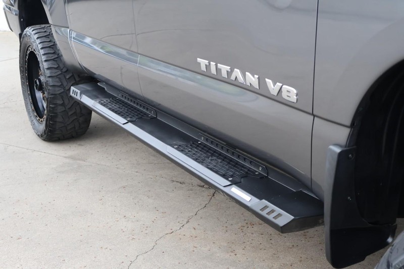 Nissan Titan Vehicle Full-screen Gallery Image 15