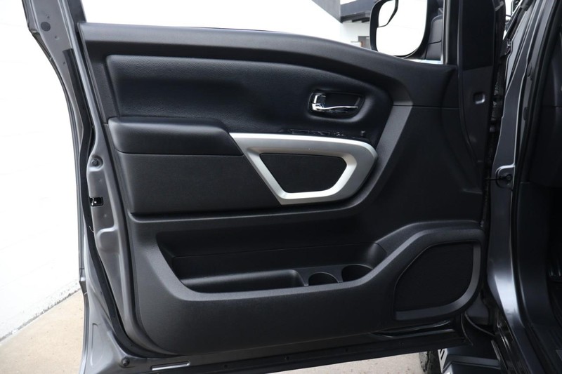 Nissan Titan Vehicle Full-screen Gallery Image 18