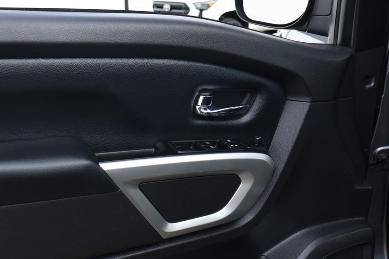 Nissan Titan Vehicle Full-screen Gallery Image 19