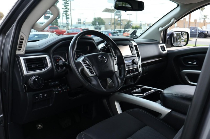 Nissan Titan Vehicle Full-screen Gallery Image 20