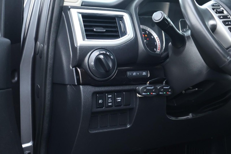 Nissan Titan Vehicle Full-screen Gallery Image 21