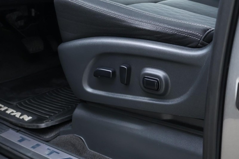 Nissan Titan Vehicle Full-screen Gallery Image 22