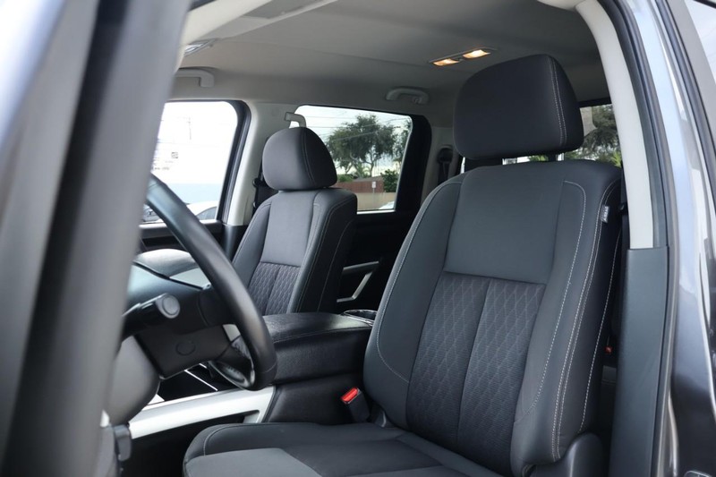 Nissan Titan Vehicle Full-screen Gallery Image 23