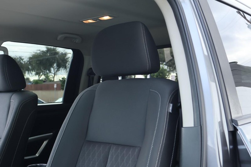Nissan Titan Vehicle Full-screen Gallery Image 24