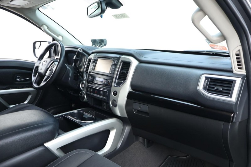 Nissan Titan Vehicle Full-screen Gallery Image 25
