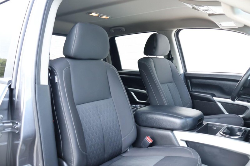 Nissan Titan Vehicle Full-screen Gallery Image 26