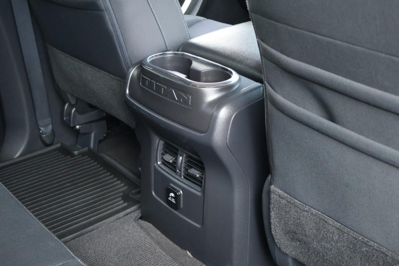 Nissan Titan Vehicle Full-screen Gallery Image 28