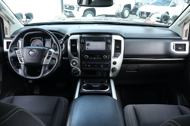Nissan Titan Vehicle Full-screen Gallery Image 29