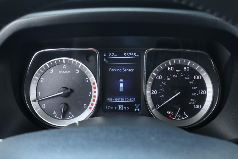 Nissan Titan Vehicle Full-screen Gallery Image 30