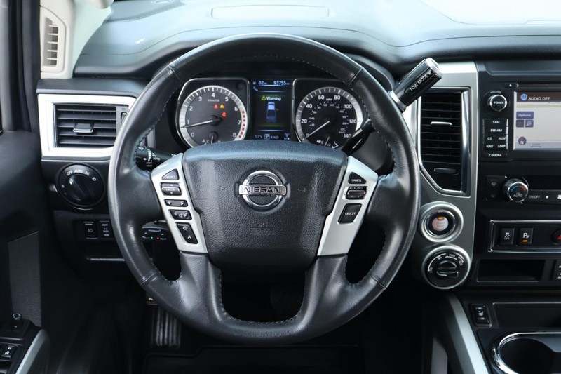 Nissan Titan Vehicle Full-screen Gallery Image 31