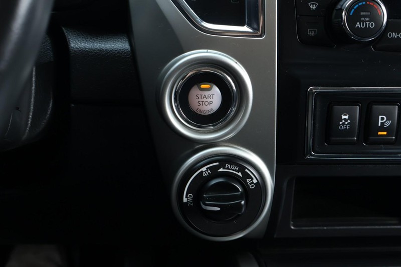 Nissan Titan Vehicle Full-screen Gallery Image 34