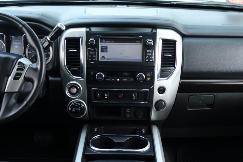 Nissan Titan Vehicle Full-screen Gallery Image 35