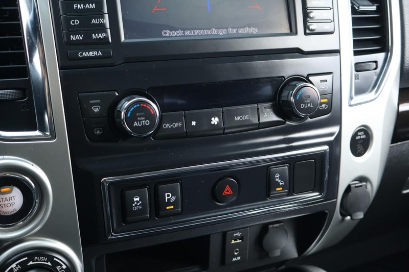 Nissan Titan Vehicle Full-screen Gallery Image 38