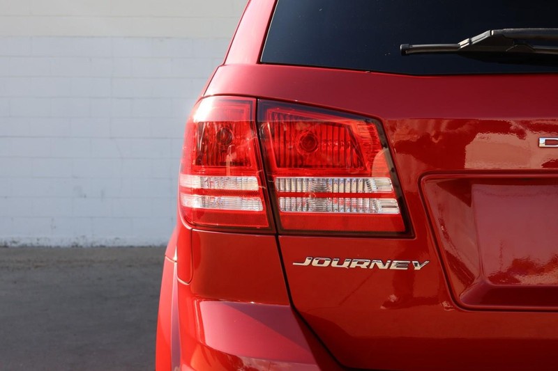 Dodge Journey Vehicle Full-screen Gallery Image 07