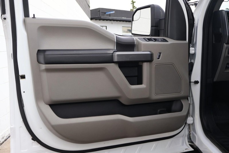 Ford F-150 Vehicle Full-screen Gallery Image 16