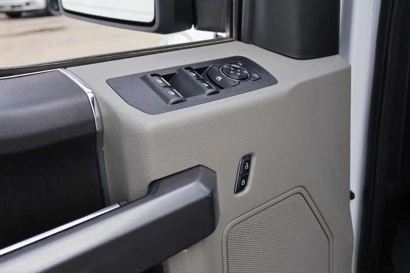 Ford F-150 Vehicle Full-screen Gallery Image 17