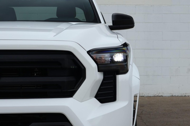 Toyota Tacoma 2WD Vehicle Full-screen Gallery Image 04