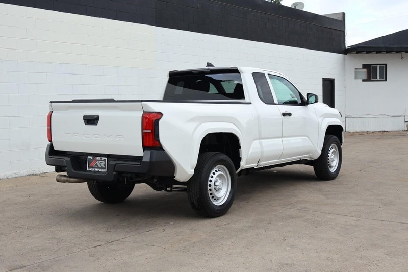 Toyota Tacoma 2WD Vehicle Full-screen Gallery Image 05