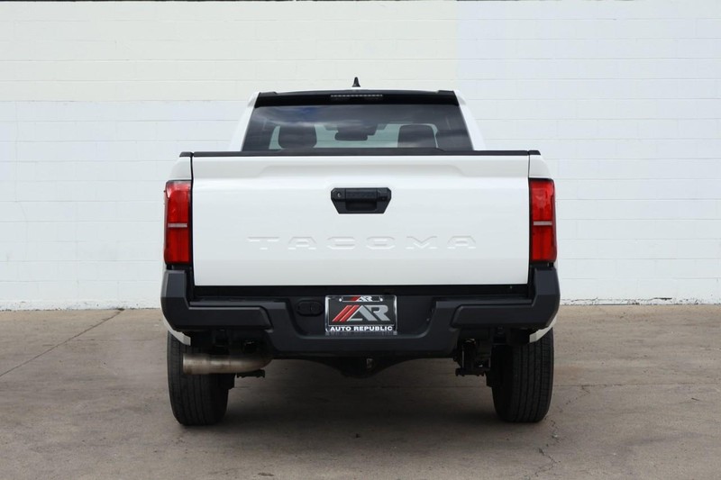 Toyota Tacoma 2WD Vehicle Full-screen Gallery Image 06