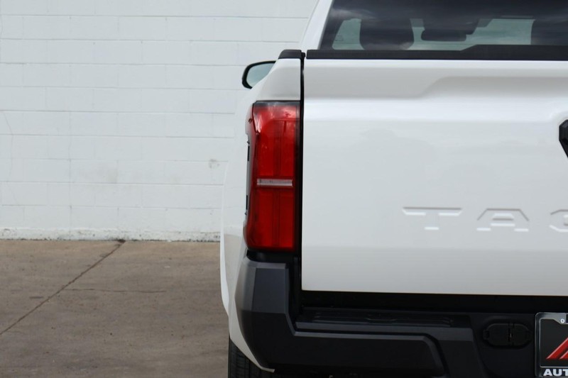 Toyota Tacoma 2WD Vehicle Full-screen Gallery Image 07