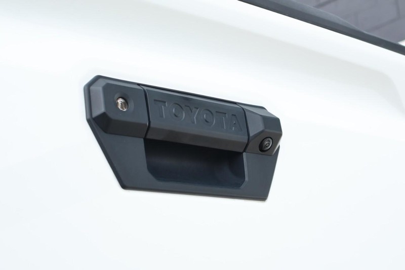 Toyota Tacoma 2WD Vehicle Full-screen Gallery Image 08