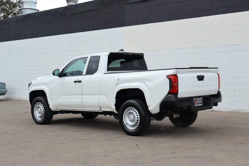 Toyota Tacoma 2WD Vehicle Full-screen Gallery Image 10
