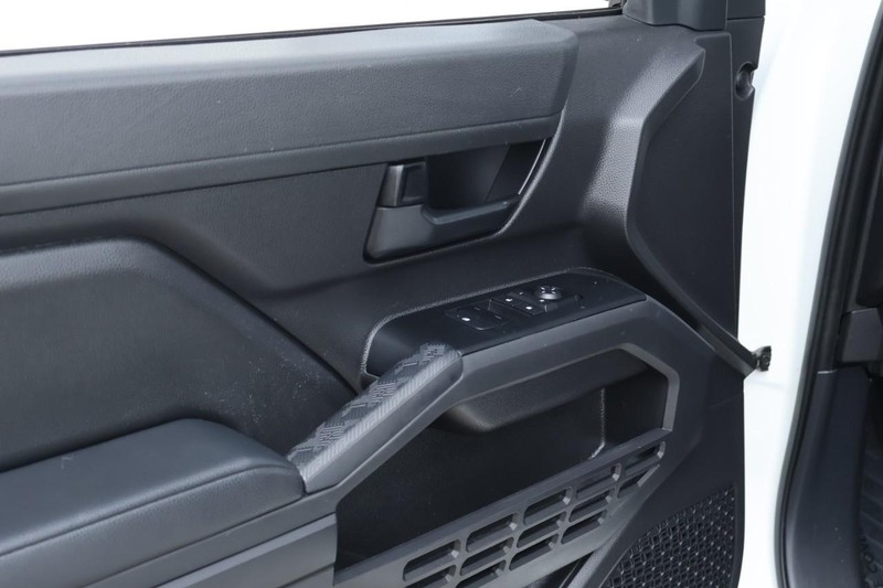 Toyota Tacoma 2WD Vehicle Full-screen Gallery Image 16