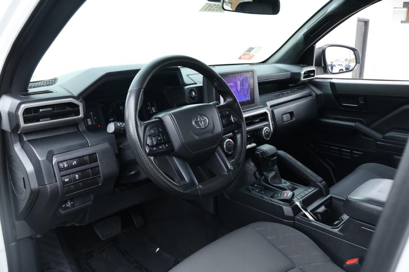 Toyota Tacoma 2WD Vehicle Full-screen Gallery Image 17