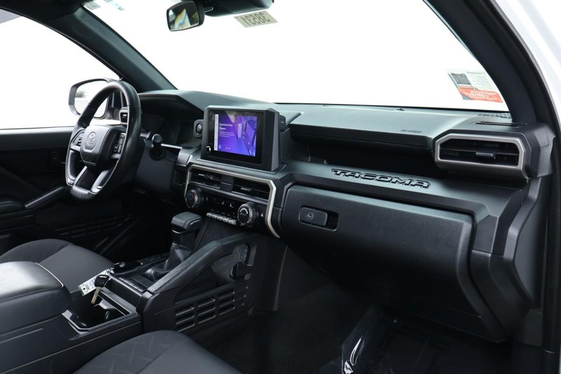 Toyota Tacoma 2WD Vehicle Full-screen Gallery Image 21