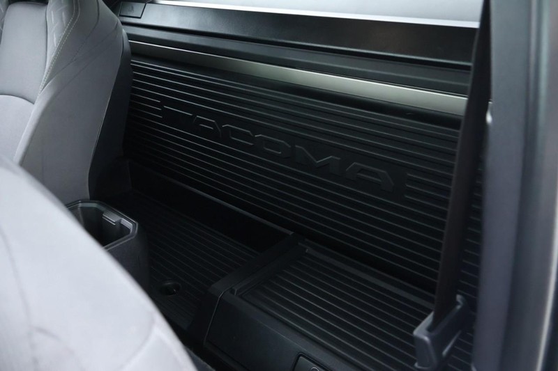 Toyota Tacoma 2WD Vehicle Full-screen Gallery Image 23