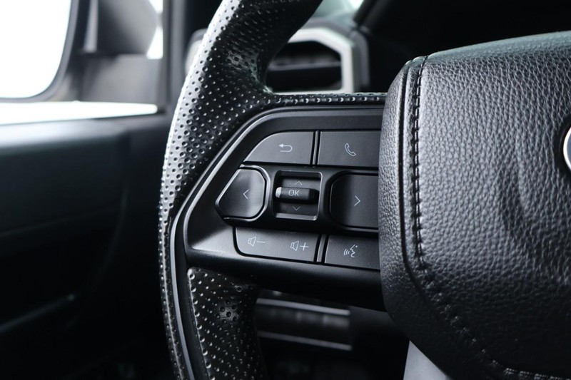 Toyota Tacoma 2WD Vehicle Full-screen Gallery Image 28