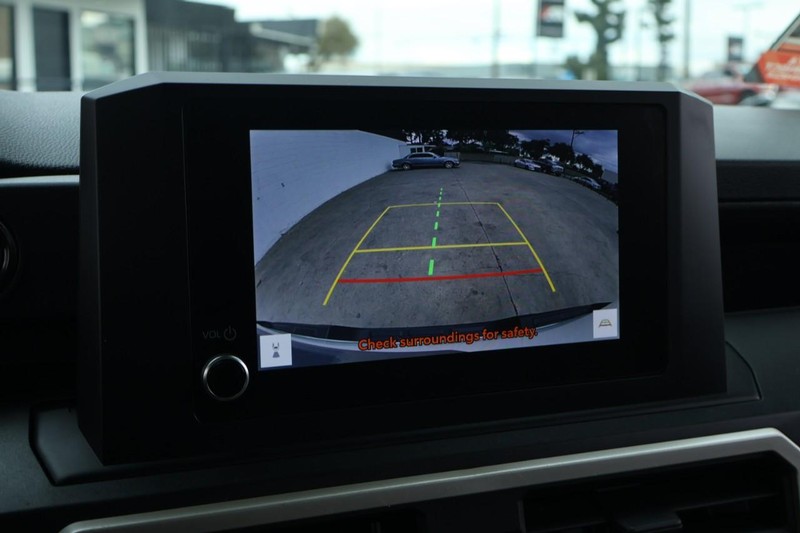 Toyota Tacoma 2WD Vehicle Full-screen Gallery Image 32