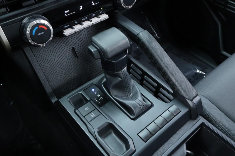 Toyota Tacoma 2WD Vehicle Full-screen Gallery Image 34