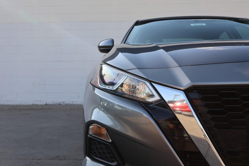 Nissan Altima Vehicle Full-screen Gallery Image 03