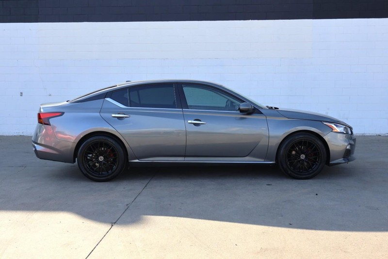 Nissan Altima Vehicle Full-screen Gallery Image 04