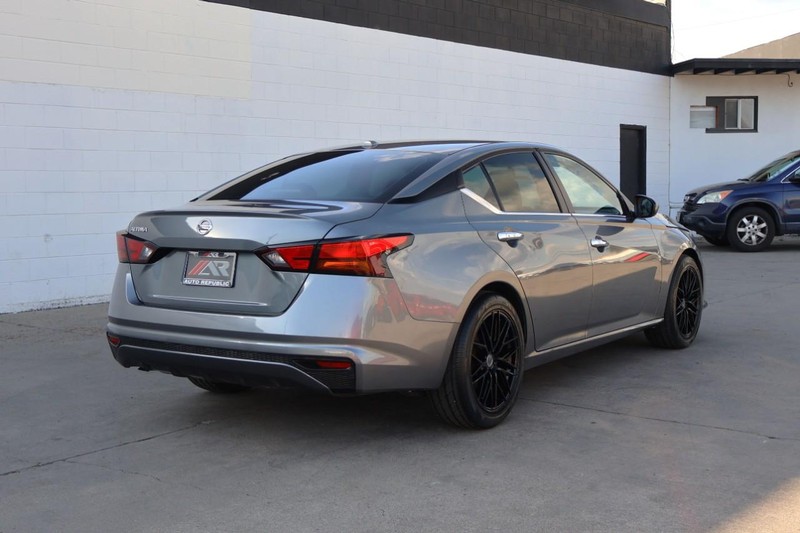 Nissan Altima Vehicle Full-screen Gallery Image 05