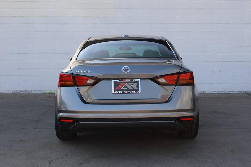 Nissan Altima Vehicle Full-screen Gallery Image 06