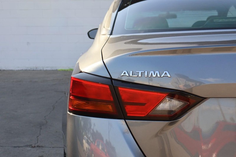 Nissan Altima Vehicle Full-screen Gallery Image 07