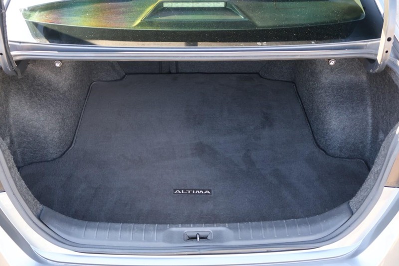 Nissan Altima Vehicle Full-screen Gallery Image 08