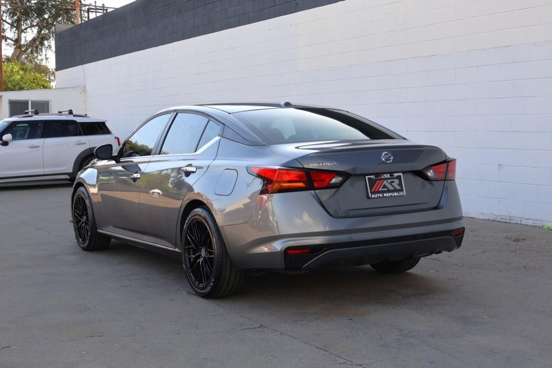 Nissan Altima Vehicle Full-screen Gallery Image 09