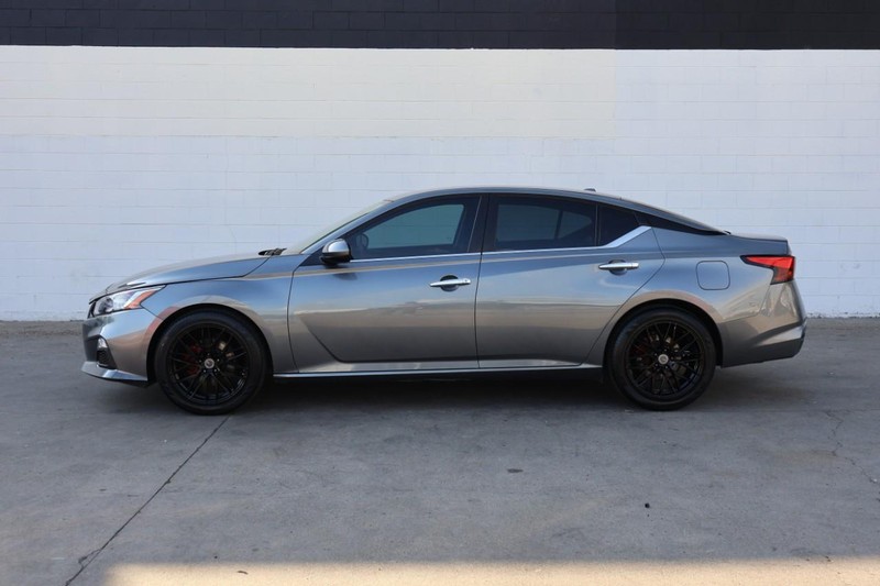 Nissan Altima Vehicle Full-screen Gallery Image 10