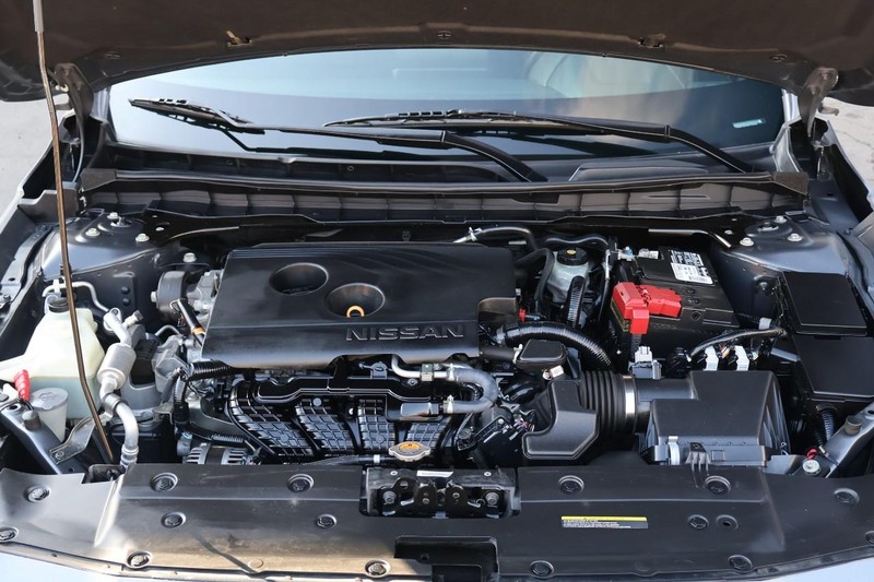 Nissan Altima Vehicle Full-screen Gallery Image 12