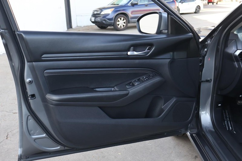 Nissan Altima Vehicle Full-screen Gallery Image 14